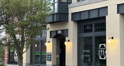 Stay on Main, lovely 1 bedroom renovated unit