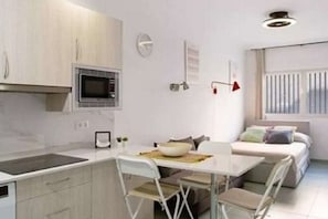 Een koelkast, een microgolfoven, een oven, een kookplaat