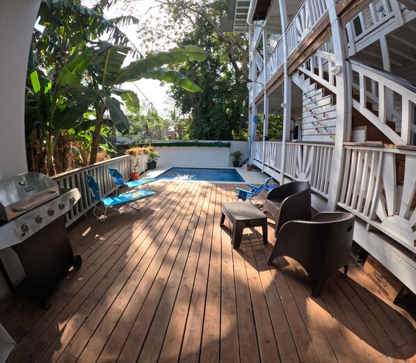 Terrace/patio - Suite 3: Full Bed + Sofa Bed, Shared Pool & BBQ, Near West Bay Beach (West Bay)