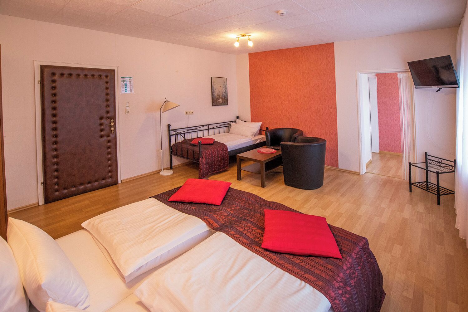 Caja de seguridad en la habitación y espacio para trabajar con laptop 