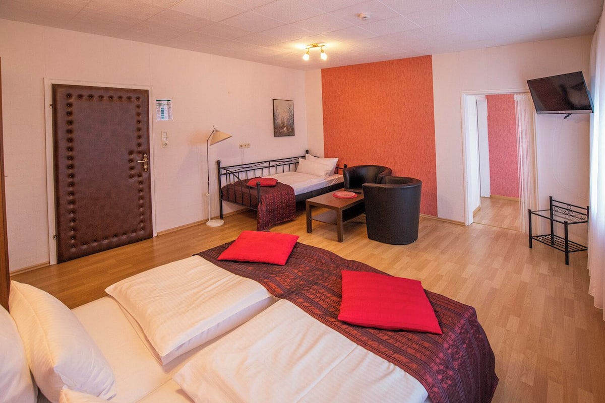 Caja de seguridad en la habitación y espacio para trabajar con laptop