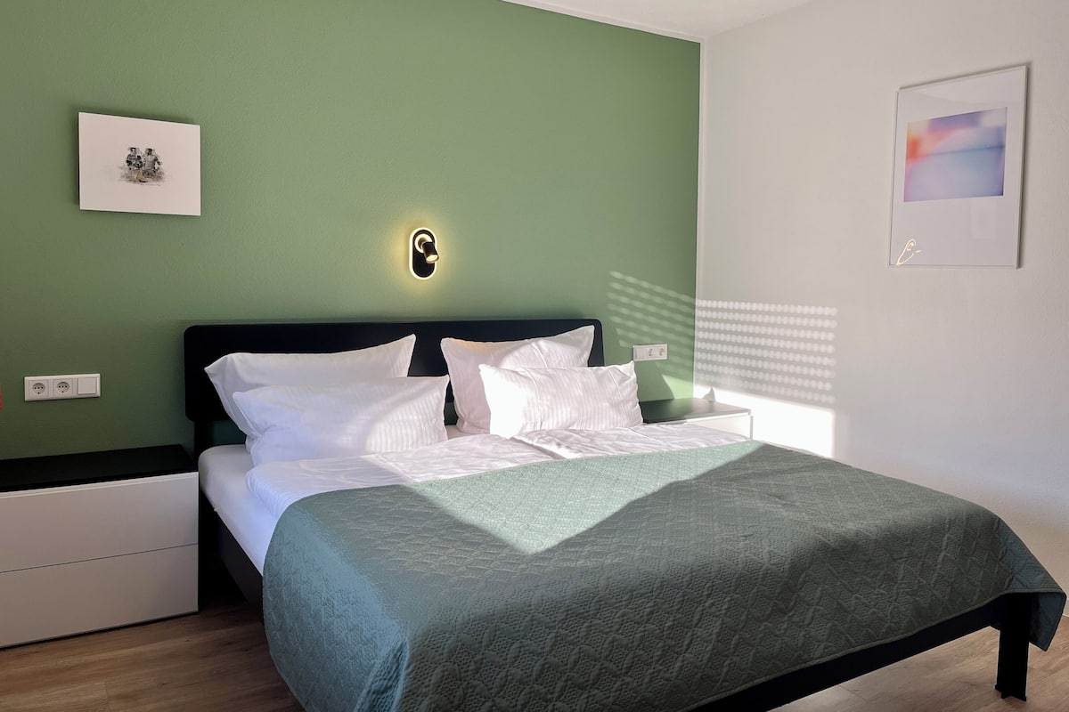 Caja de seguridad en la habitación y espacio para trabajar con laptop