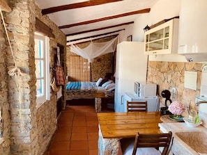 Cottage Romantico, 1 letto queen, vista giardino, al piano terra | Una scrivania, postazione laptop, ferro/asse da stiro, Wi-Fi gratuito