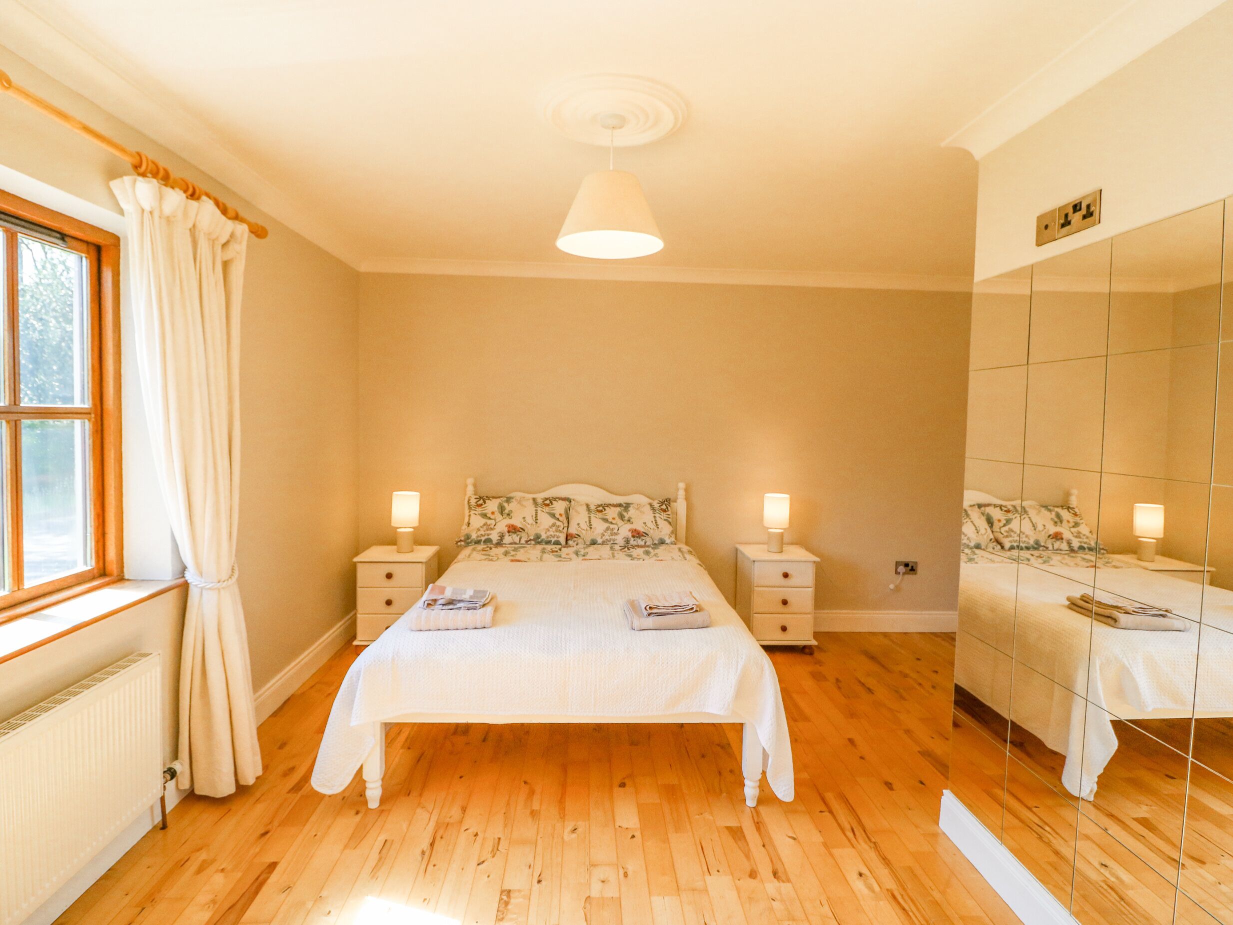 4 عدّة غرف نوم وبديكورات فريدة لكل غرفة وطراز فريد لكل وحدة