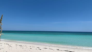 På stranden, liggestole, badehåndklæder