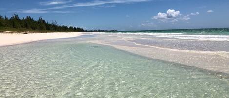 En la playa, camastros y toallas de playa