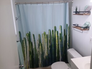 Een bad/douchecombinatie,  milieuvriendelijk toiletgerief