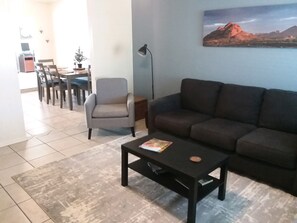 Smart TV, libros, estéreo y monitor de computadora 