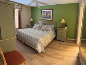 2 quartos, cofres nos quartos, escrivaninha