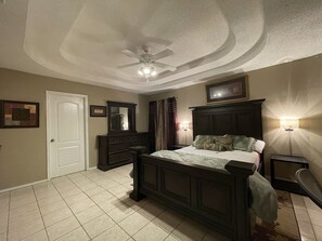 3 makuuhuonetta, työpöytä, silitysrauta/-lauta, ilmainen Wi-Fi