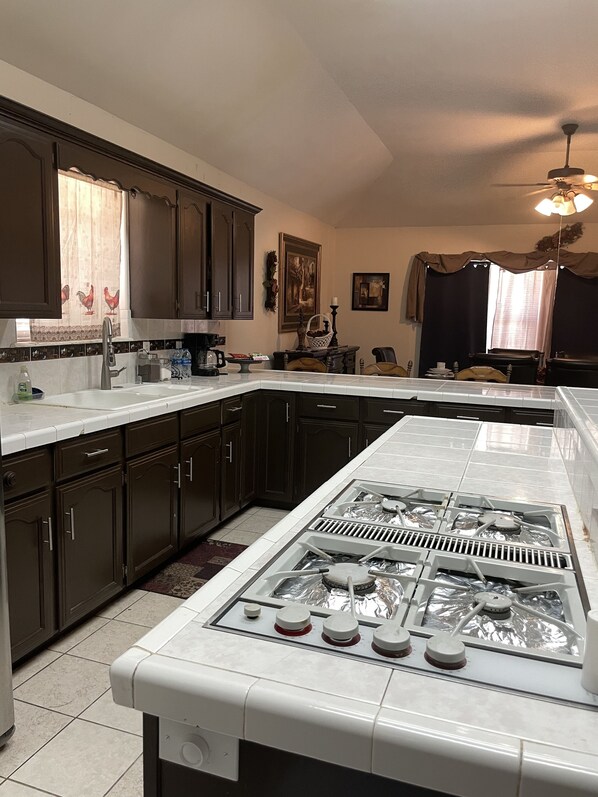 Jääkaappi, mikroaaltouuni, uuni, liesi