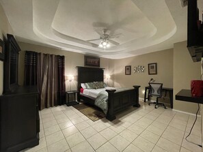 3 bedrooms, desk, iron/ironing board, free WiFi