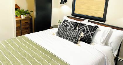 Peaceful 2 Bedroom Forest Retreat w/ Sauna!