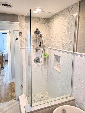 Badewanne, Haartrockner, Handtücher, Toilettenpapier