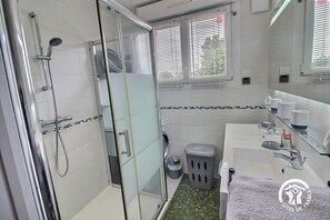 Douche, sèche-cheveux, serviettes fournies