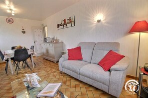 TV, DVD player, livros