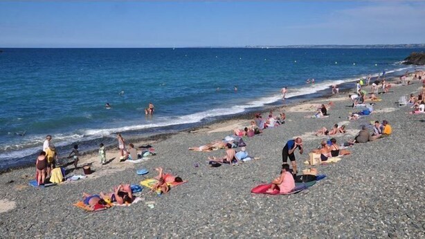 A crowded beach with people sunbathing and swimming. - Du Gouët - ST Brandan (ST BRANDAN)