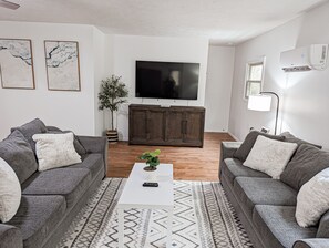 Smart TV, futbolito, servicios de streaming y estéreo 