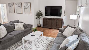 Smart TV, futbolito, servicios de streaming y estéreo