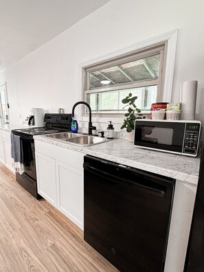 Kjøleskap, mikrobølgeovn, ovn og kokeplater