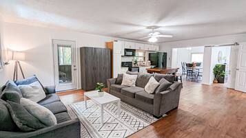 Smart TV, futbolito, servicios de streaming y estéreo