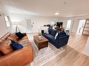 Smart TV, pebolim, serviços de streaming, aparelho de som