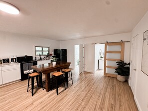 Kjøleskap, mikrobølgeovn, ovn og kokeplater