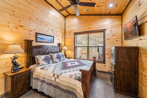 3 bedrooms, iron/ironing board, travel crib, free WiFi - Private Indoor Heated Pool, Game Room, Hot Tub, Between PF & Gatlinburg (Sevierville)