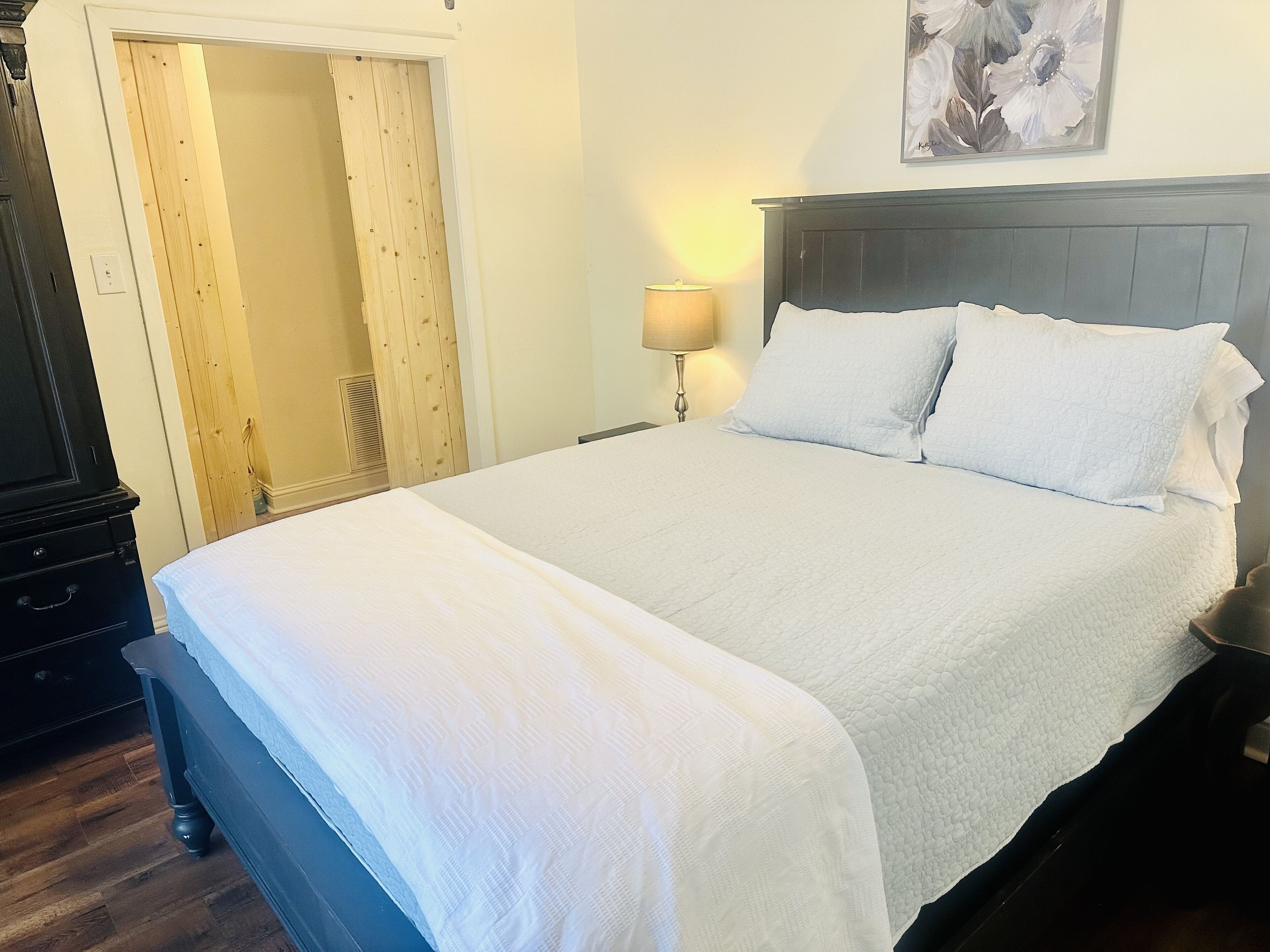 4 bedrooms, desk, iron/ironing board, free WiFi