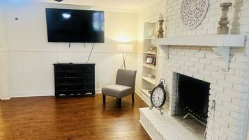 Smart-TV, Kamin, Bücher