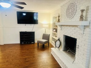 Smart-TV, Kamin, Bücher