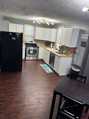 Private kitchen - Discover Ohio charm near caverns - 7 min, “Friends” Joey & Chandlers apt  (West Liberty)