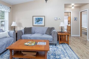 Smart TV, fireplace, books - Alaska Moose Trail Lodging - Private Retreat, Sleeps 8 (Seward)