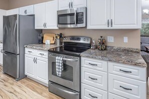 Fridge, microwave, oven, stovetop - Alaska Moose Trail Lodging - Private Retreat, Sleeps 8 (Seward)