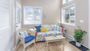 Een smart-tv, een open haard en boeken