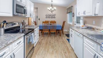 Kjøleskap, mikrobølgeovn, ovn og kokeplater