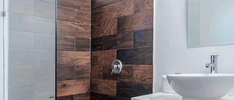 Habitación superior | Baño | Regadera y toallas