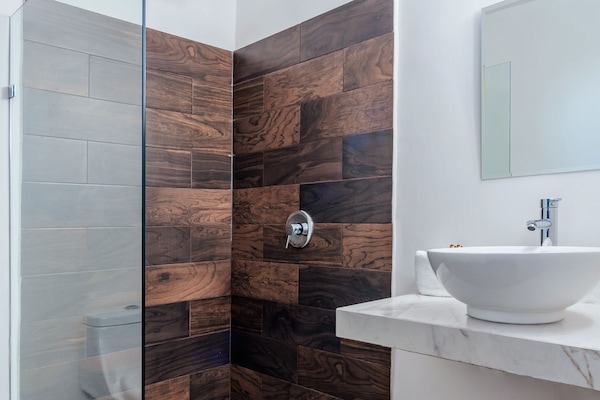 Superior Room | Bathroom | Shower, towels