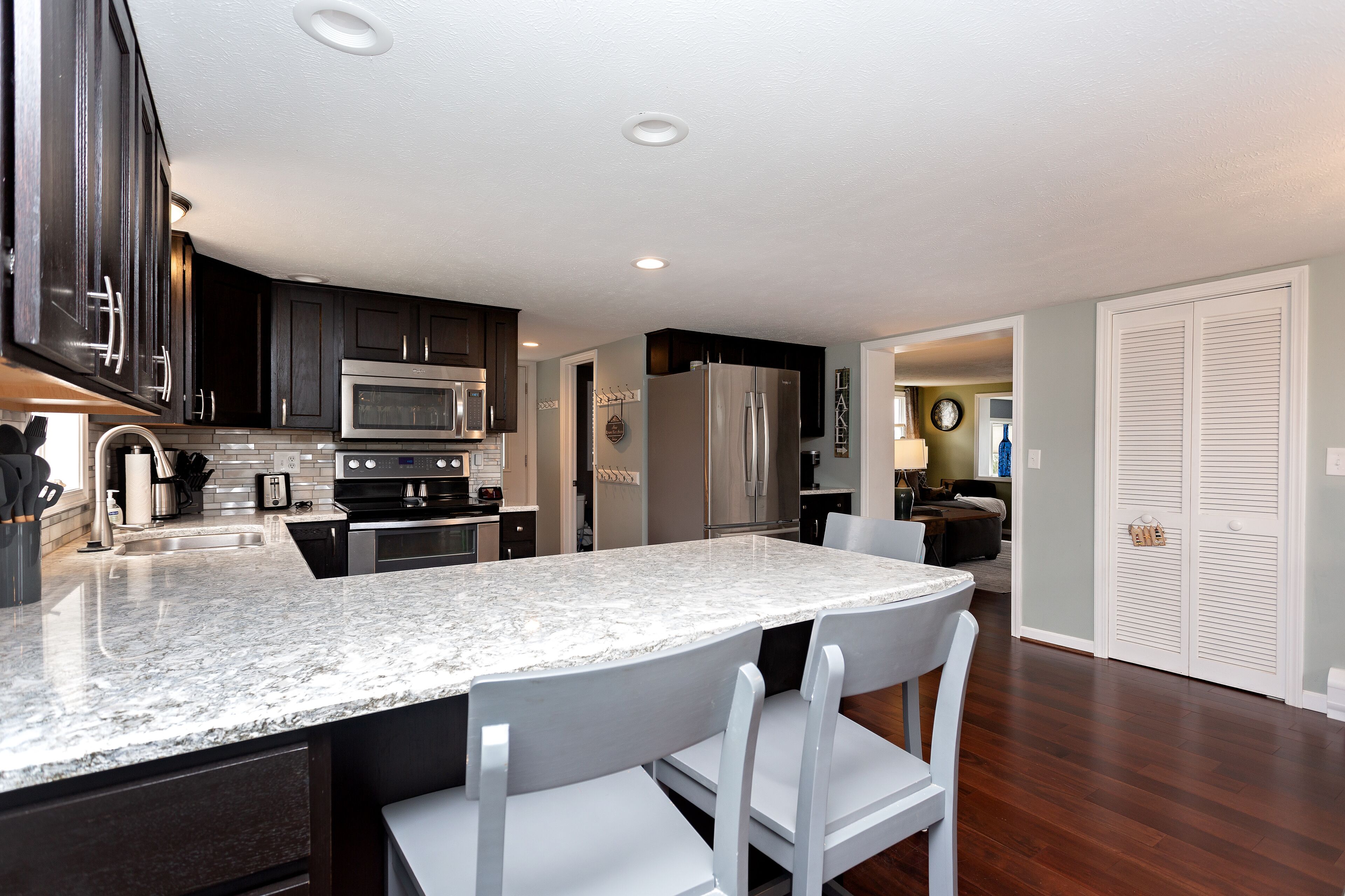 Micro-ondes, four, plaque de cuisson, lave-vaisselle