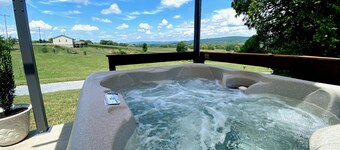 Wine Weekend Getaway: Steps to Winery & Battlefield w/ Mountain Views & Hot Tub!