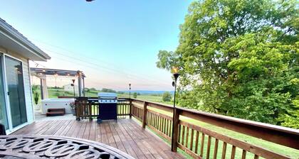 Wine Weekend Getaway: Steps to Winery & Battlefield w/ Mountain Views & Hot Tub!