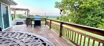 Wine Weekend Getaway: Steps to Winery & Battlefield w/ Mountain Views & Hot Tub!