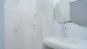 Ducha, cabezal de ducha tipo lluvia, toallas, jabĂłn