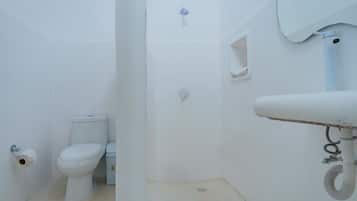Triple Room | Bathroom | Shower, rainfall showerhead, towels, soap