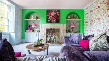 Romantic House | Living area