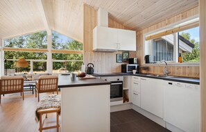 Fridge, oven, stovetop, dishwasher - 3 bedroom awesome home in Gørlev (Gørlev)