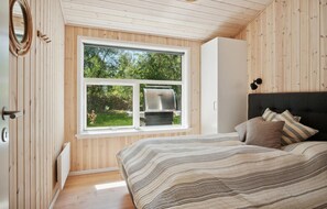 3 bedrooms, travel cot, free WiFi