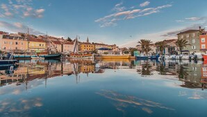 Un port avec des bateaux, des bâtiments et un ciel dégagé.