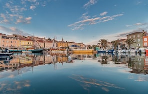 Um porto com barcos, edifícios e um céu claro.