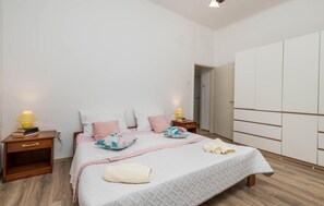 1 chambre, coffres-forts dans les chambres, fer et planche à repasser